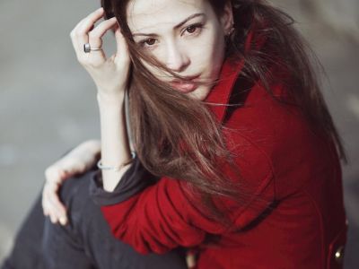 Femme Élégante en Rouge