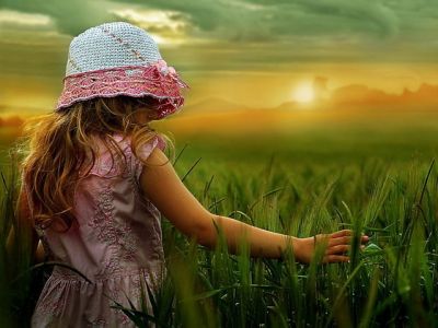 Fille dans un Champ au Coucher de Soleil