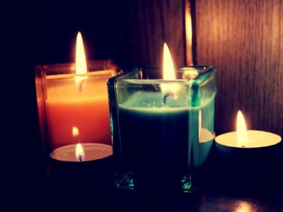 Bougies Colorées dans une Lumière Douce