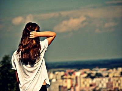 Fille Regardant le Paysage Urbain