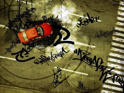 Voiture rouge avec graffiti