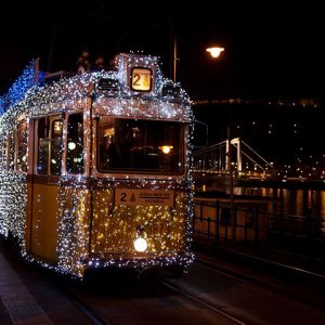 Tramway Décoré pour les Fêtes de Nuit
