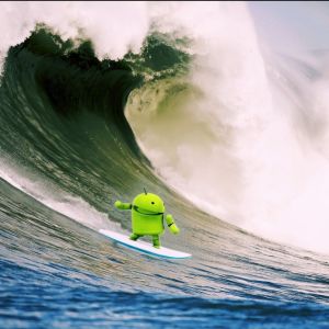 Android surfeur sur une vague