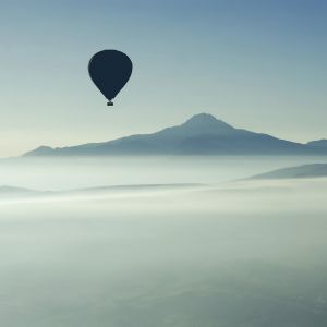 Montgolfières au-dessus des Montagnes