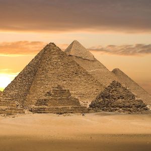 Pyramides de Gizeh au Coucher de Soleil