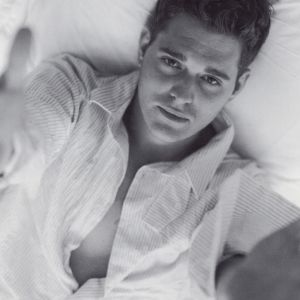 Homme Élégant en Pose