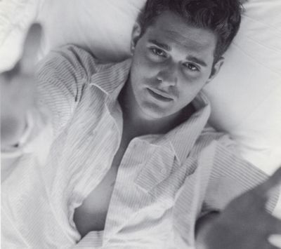 Homme Élégant en Pose