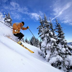 Aventure de Ski dans les Montagnes Enneigées