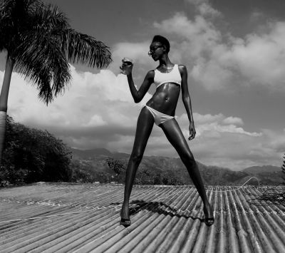 Modèle Élégant en Noir et Blanc
