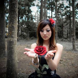 Fille Tenant une Rose Rouge