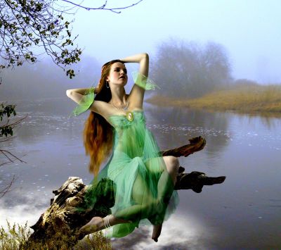 Fée Enchanteresse au Bord de la Rivière
