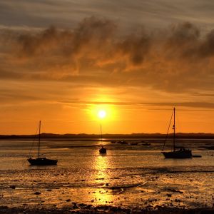 Coucher de soleil sur des eaux calmes
