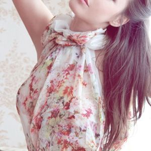 Modèle Élégant en Robe Florale