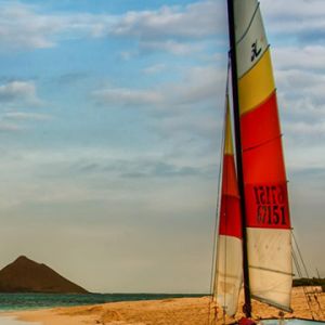 Voilier sur une plage tropicale
