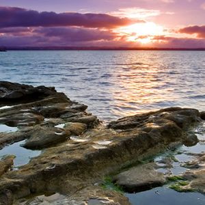 Coucher de soleil époustouflant sur l'eau