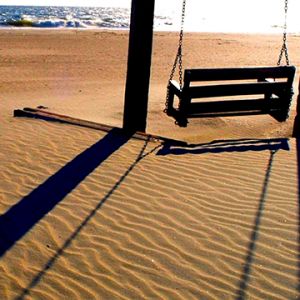 Balançoire sur la Plage au Coucher de Soleil