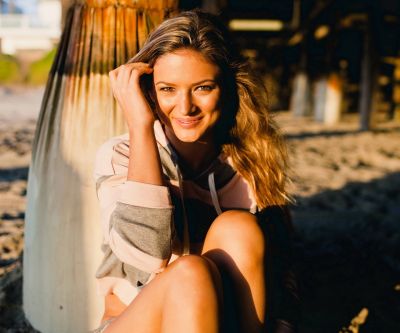Fille Souriante sur la Plage