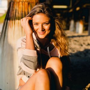 Fille Souriante à la Plage