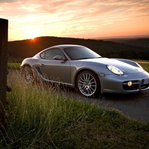 Voiture de Sport Argentée au Coucher de Soleil