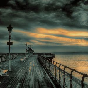 Quai paisible au coucher du soleil
