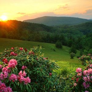 Coucher de soleil sur paysage montagneux