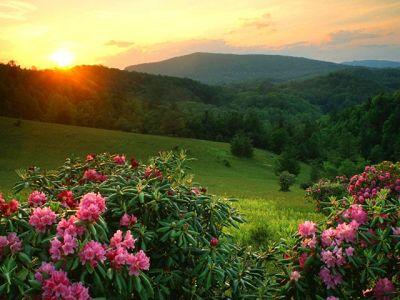 Coucher de soleil sur paysage montagneux