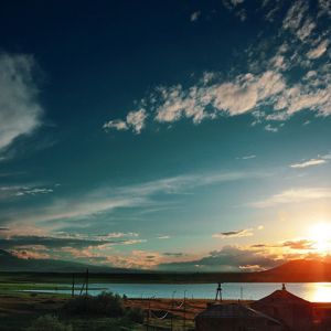 Coucher de Soleil Éblouissant sur le Lac