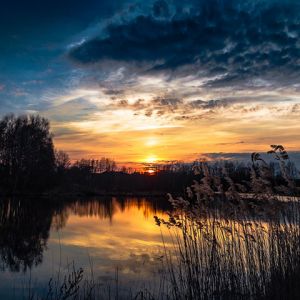 Reflet Éblouissant du Coucher de Soleil