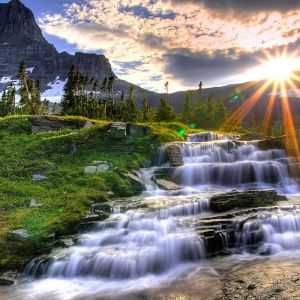 Impressionnante Cascade de Montagne