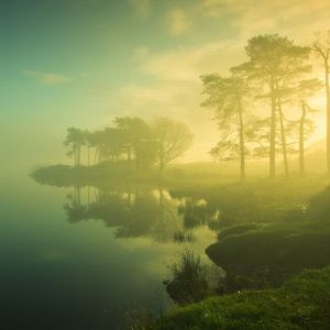 Lac Brumeux au Lever du Soleil