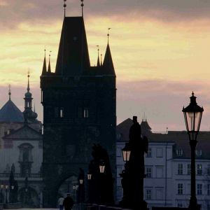 Pont Charles de Prague au Coucher de Soleil