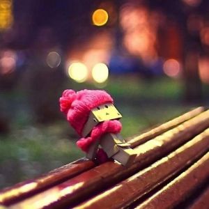 Jolie Poupée en Papier sur un Banc