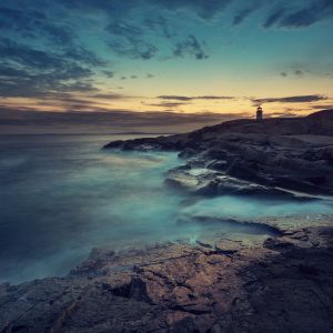 Phare Serein au Coucher de Soleil