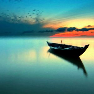 Coucher de soleil serein sur l'eau