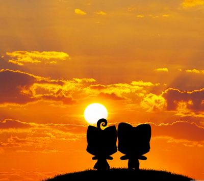 Silhouette de Couple Mignon au Coucher de Soleil