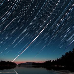 Trails d'Étoiles sur un Lac