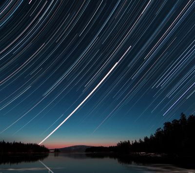 Trails d'Étoiles sur un Lac