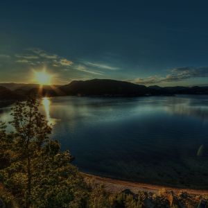 Coucher de Soleil Éblouissant sur l'Eau