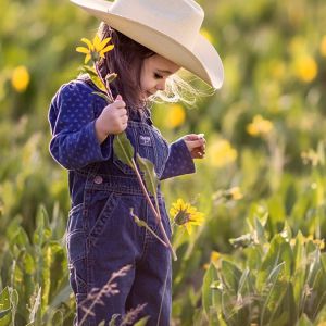 Fille Mignonne avec Chapeau de Cowboy
