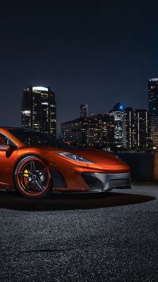 Voiture de sport orange élégante la nuit