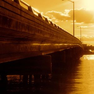 Coucher de soleil doré sur le pont