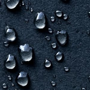 Gouttes d'eau sur surface sombre