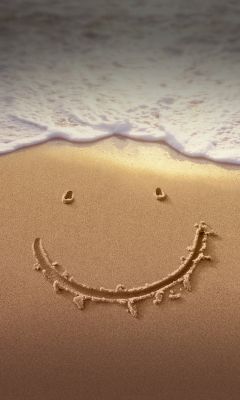 Visage souriant dans le sable