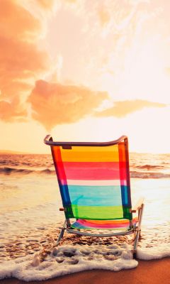Chaise de Plage Colorée au Coucher de Soleil