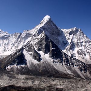 Montagnes Enneigées Majestueuses