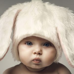 Bébé Adorable en Chapeau de Lapin