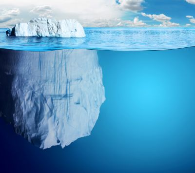 Iceberg époustouflant au-dessus et en dessous de l'eau