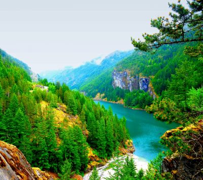 Paysage de rivière de montagne serein