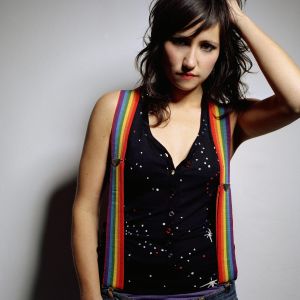 Fille Stylée avec Bretelles Arc-en-Ciel