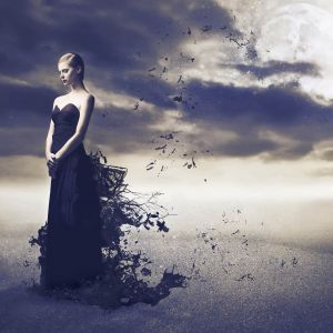 Femme Mystique en Robe Sombre